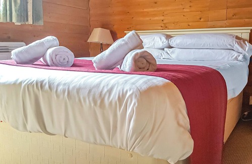 Pentrefelin Ski Chalet | 2 bedroom accommodation in Llandeilo, Nr Carmarthen