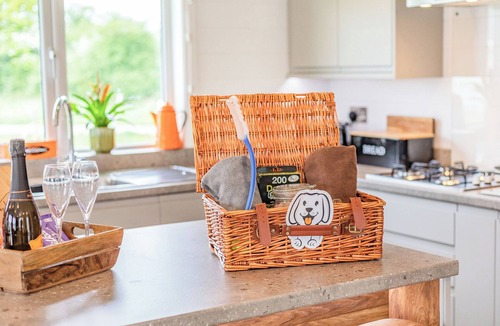 Willington Cottage | 2 bedroom accommodation in Mercia Marina, Willington