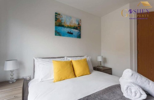 Southampton City Centre Apartment | 2 Bedroom Apartment Chapel Riverside at Goshen Property Serviced Accommodation Southampton, Free WiFi & Parking