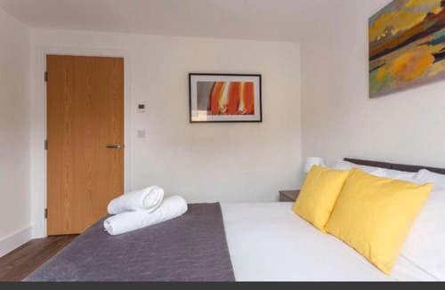 Southampton City Centre Apartment | 2 Bedroom Apartment Chapel Riverside at Goshen Property Serviced Accommodation Southampton, Free WiFi & Parking