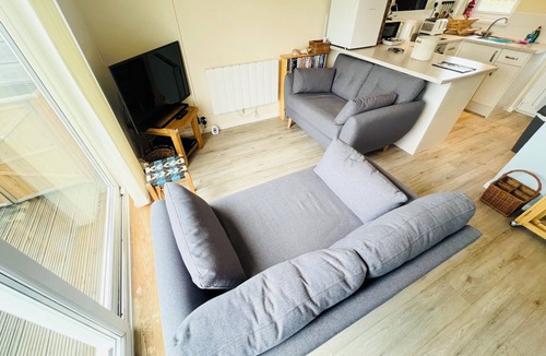 Nettlestone House | 2 Bedroom Bungalow SV58, Seaview, Isle of Wight, Dog Friendly, free wifi
