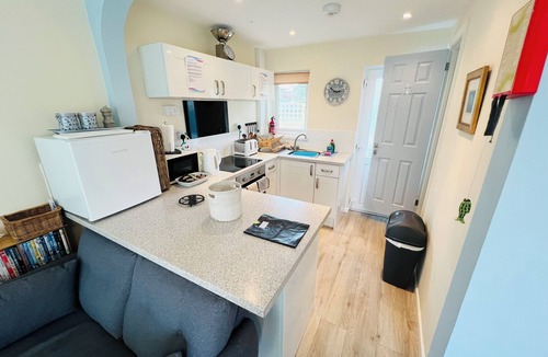 Nettlestone House | 2 Bedroom Bungalow SV58, Seaview, Isle of Wight, Dog Friendly, free wifi