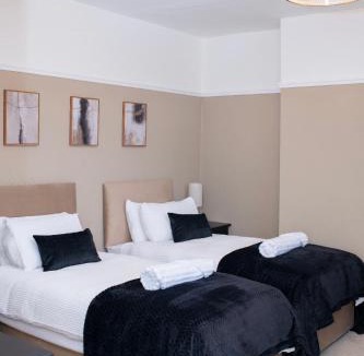 Tunstall House | 2 Bedroom Contractor House - Sleeps 4 - Free Parking ST6