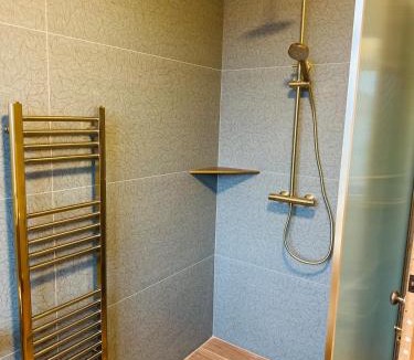 Tunstall House | 2 Bedroom Contractor House - Sleeps 4 - Free Parking ST6