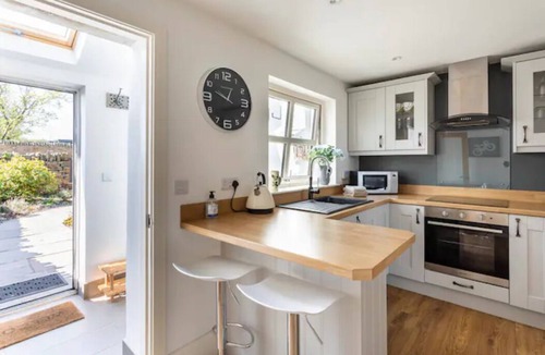 Hepworth House | 2 bedroom cottage with far reaching views: close to Holmfirth and Peak District