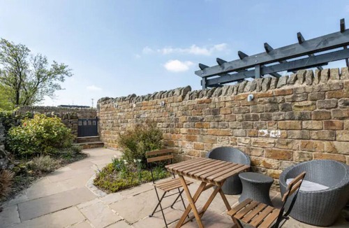Hepworth House | 2 bedroom cottage with far reaching views: close to Holmfirth and Peak District