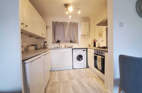 Yiewsley Condo | 2 bedroom flat close to Heathrow, Train station & Local Amenities