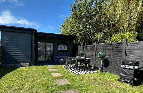 Arbury Apartment | 2 Bedroom Garden Studio in Cambridge City Centre with Parking