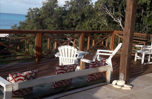 Orange Creek House | 2 Bedroom Home on the Prettiest Bay in North Cat Island