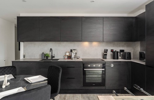 Old Trafford Apartment | 2 Bedroom - Old Trafford - Balcony - Free Parking - 2 Bathrooms