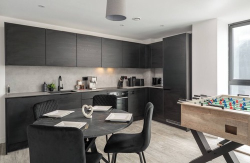 Old Trafford Apartment | 2 Bedroom - Old Trafford - Balcony - Free Parking - 2 Bathrooms