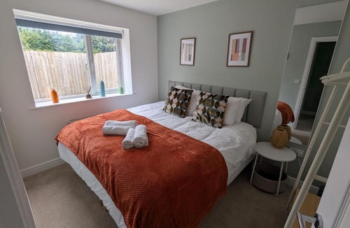 Radstock Apartment | 2 Bedroom Ruskin Apartment, Free Parking, Ideal for Professionals, Contractors or relocators