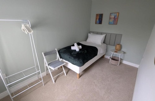 Radstock Apartment | 2 Bedroom Ruskin Apartment, Free Parking, Ideal for Professionals, Contractors or relocators