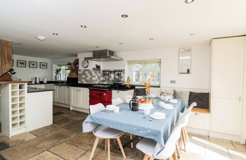 Bicester House | 2 DEWARS FARM COTTAGES, pet friendly in Middleton Stoney