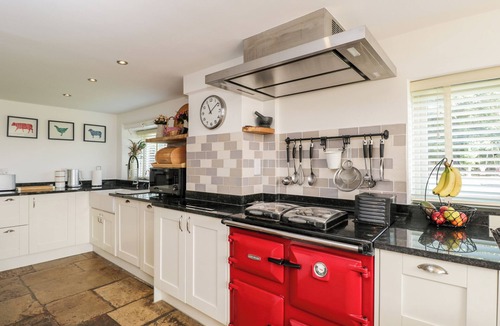 Bicester House | 2 DEWARS FARM COTTAGES, pet friendly in Middleton Stoney
