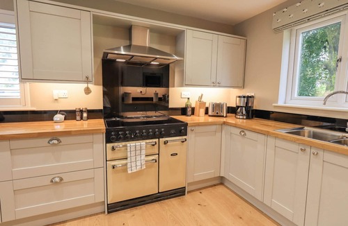 Lakeside House | 2 mins Lake Windermere! Gorgeous quiet property, slps 8 (4 bedrooms, 3 bathrms)