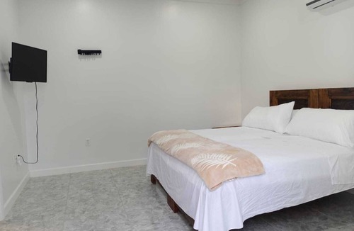 Marsh Harbour Apartment | 2 minutes from Downtown 5 minutes from the airport. 2 minutes from ferry