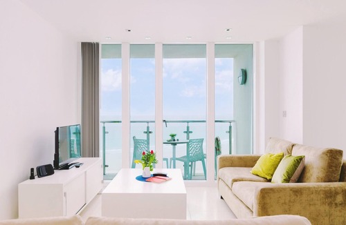 Newquay City Centre Apartment | 21 Rocklands- Fabulous sea views over Tolcarne Beach from private balcony, secure parking