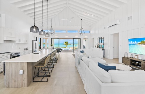 William's Town House | 23Exuma | 5 Luxurious bedrooms each w/private bath | ON BEST BEACH | Heated Pool