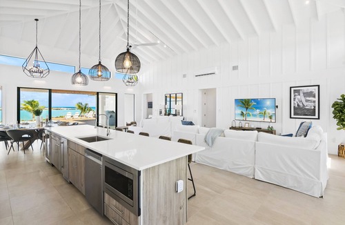 William's Town House | 23Exuma | 5 Luxurious bedrooms each w/private bath | ON BEST BEACH | Heated Pool