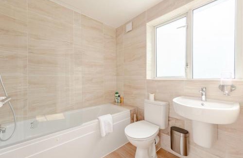 Custom House Apartment | 2BD Apt East London Sleeps 7!