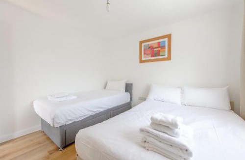 Custom House Apartment | 2BD Apt East London Sleeps 7!