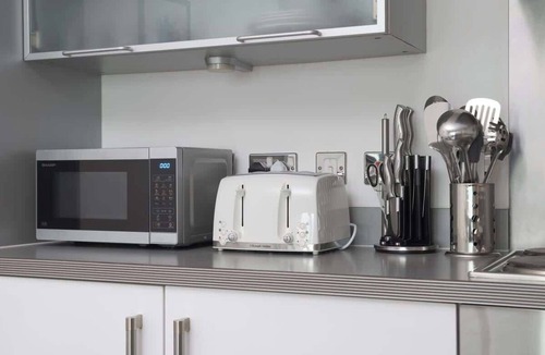 Central Milton Keynes Apartment | 2BR| 2Bath | Parking | Walk to Xscape & Centre:MK