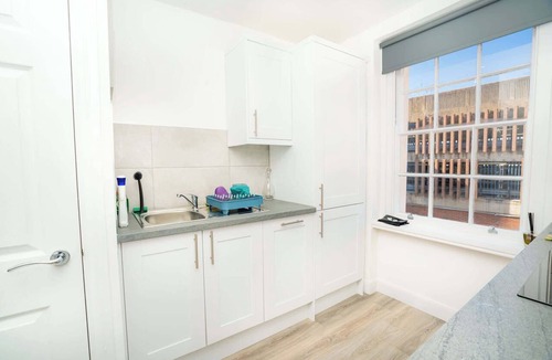 Cheltenham Apartment | 2BR Apartment with balcony | Central Cheltenham