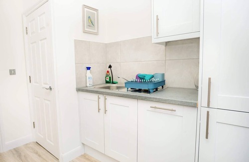 Cheltenham Apartment | 2BR Apartment with balcony | Central Cheltenham