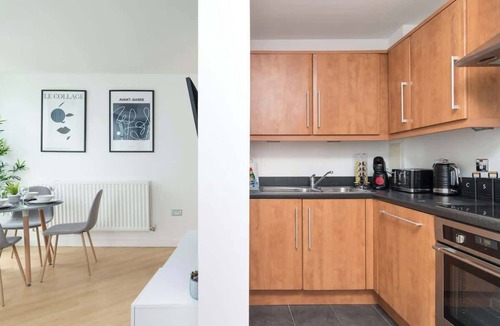 Central Milton Keynes Apartment | 2BR| Free Parking | Walk to Shops, Centre & Xscape