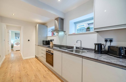 Windsor Apartment | 2BR House, Walk to Windsor Castle + Parking for 1