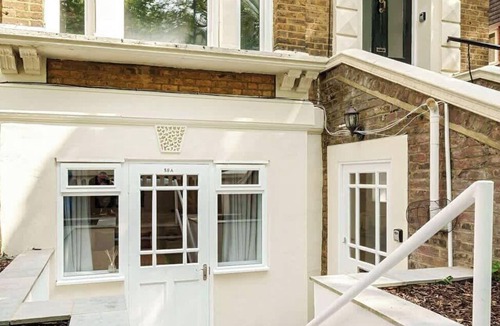 Windsor Apartment | 2BR House, Walk to Windsor Castle + Parking for 1