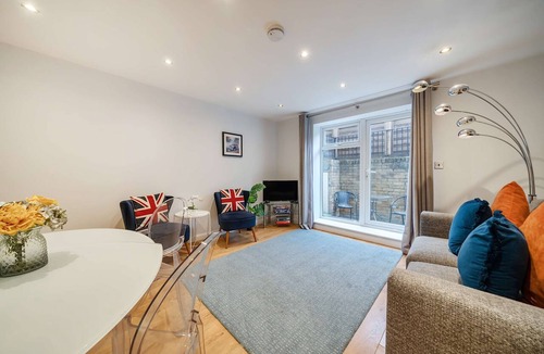 Windsor Apartment | 2BR House, Walk to Windsor Castle + Parking for 1