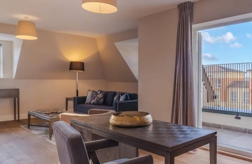 Windsor Apartment | 2BR Penthouse |Cinema Room|Parking - By Tempstay