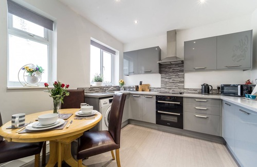 Southport Apartment | 2br-sleeps5-privategarden-freeparking-pets