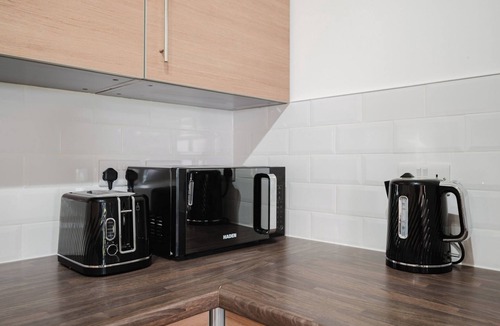 St Helens Apartment | 2BR Stylish Apartment up to 9 with Balcony
