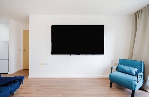 St Helens Apartment | 2BR Stylish Apartment up to 9 with Balcony