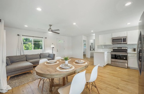 Wahiawa House | 2BR Wahiawa Sleeps 4 + AC WiFi Parking + Surf & Hike