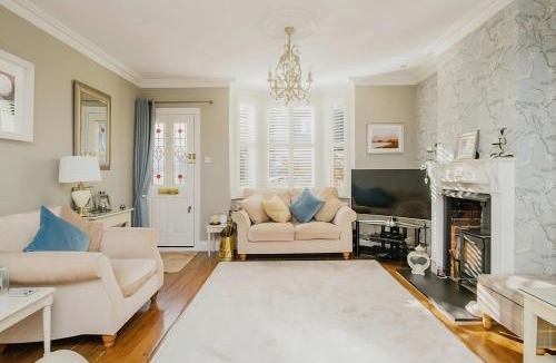 Sunninghill House | 3 Bed 2 Bath Cottage with private parking and garage