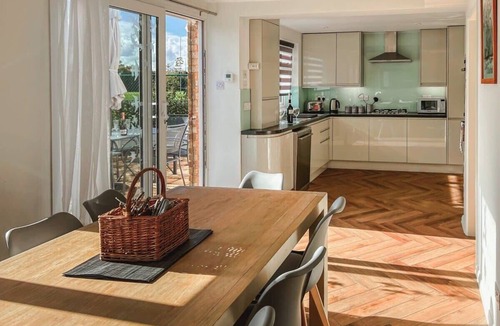 Windsor House | 3 Bed 3 Bath Home| Windsor| Parking - By Tempstay