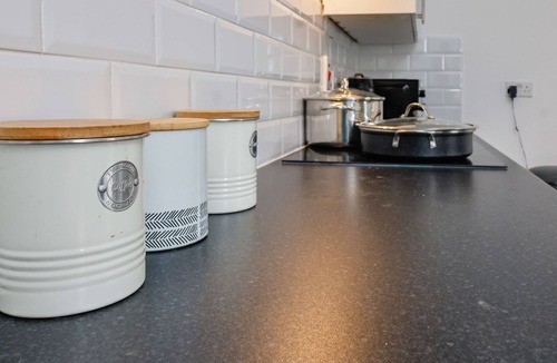 Richmond-upon-Thames Cottage | 3-Bed Cottage, Sleeps 8, Walk to Thames, Garden