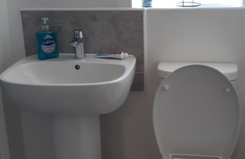 Rushden House | 3 Bed House - Sleeps 4 - Parking - Wifi