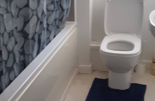 Rushden House | 3 Bed House - Sleeps 4 - Parking - Wifi