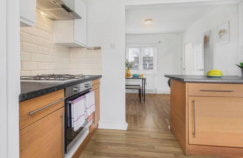 Heston Central House | 3 Bed House Sleeps 8 -Near Heathrow -Free Parking