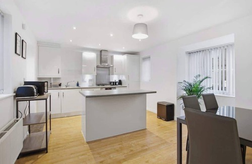 Hartwell House | 3-Bed House with Parking | Ideal for Contractors