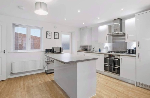 Hartwell House | 3-Bed House with Parking | Ideal for Contractors
