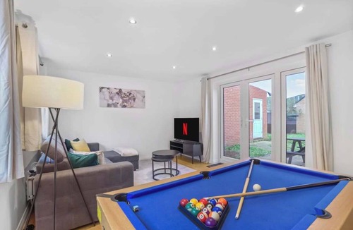 Hartwell House | 3-Bed House with Parking | Ideal for Contractors