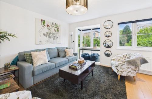 Epsom House | 3 bed modern townhouse with self check in, sleeps 6, 35mins direct train to London Waterloo, zone 6