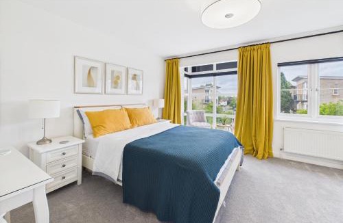 Epsom House | 3 bed modern townhouse with self check in, sleeps 6, 35mins direct train to London Waterloo, zone 6