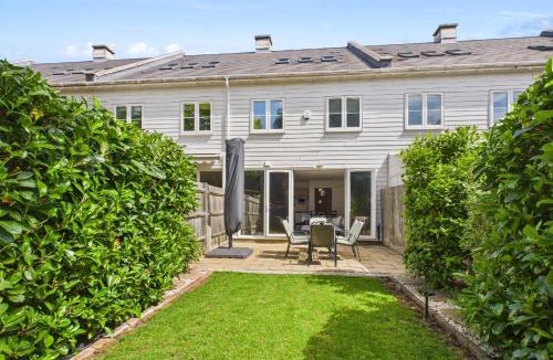 Epsom House | 3 bed modern townhouse with self check in, sleeps 6, 35mins direct train to London Waterloo, zone 6